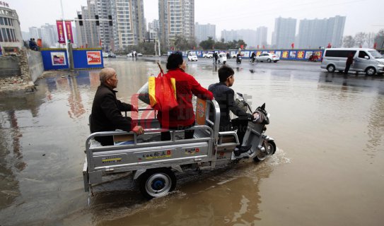 停暖日，管道爆管，馬路變“溫泉”